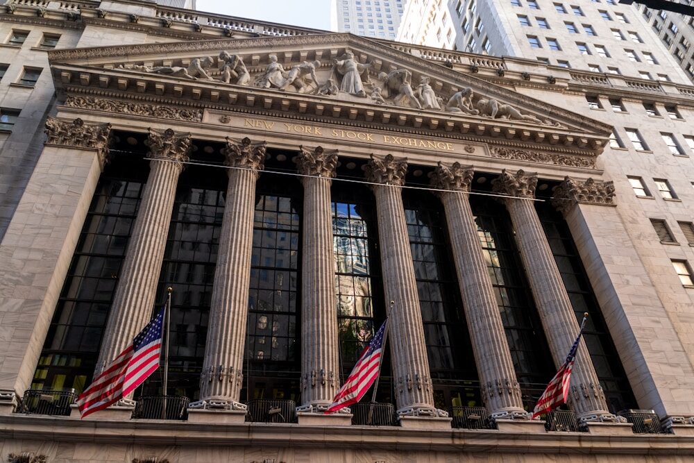 Cómo invertir en la Bolsa de Valores de Nueva York (NYSE) paso a paso